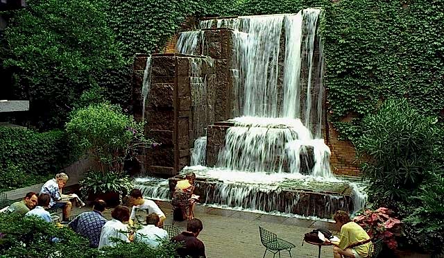 Gökdelenler Arasında Bir Cep Park: Greenacre Park