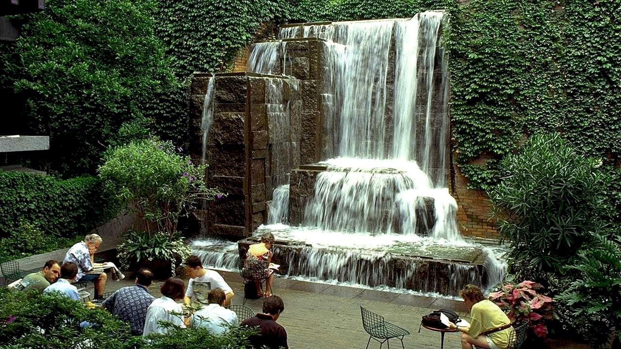 Gökdelenler Arasında Bir Cep Park: Greenacre Park